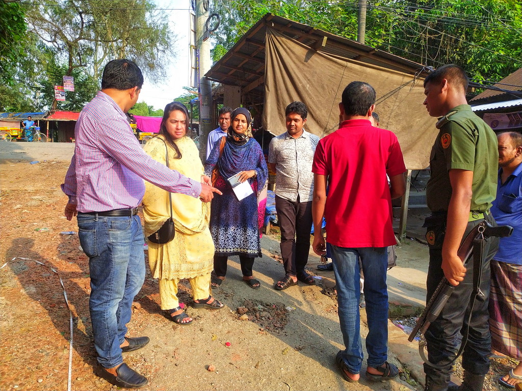 প্রশাসক মহোদয় নতুন করে রাস্তা তৈরীর শুভ সূচনা  করলেন